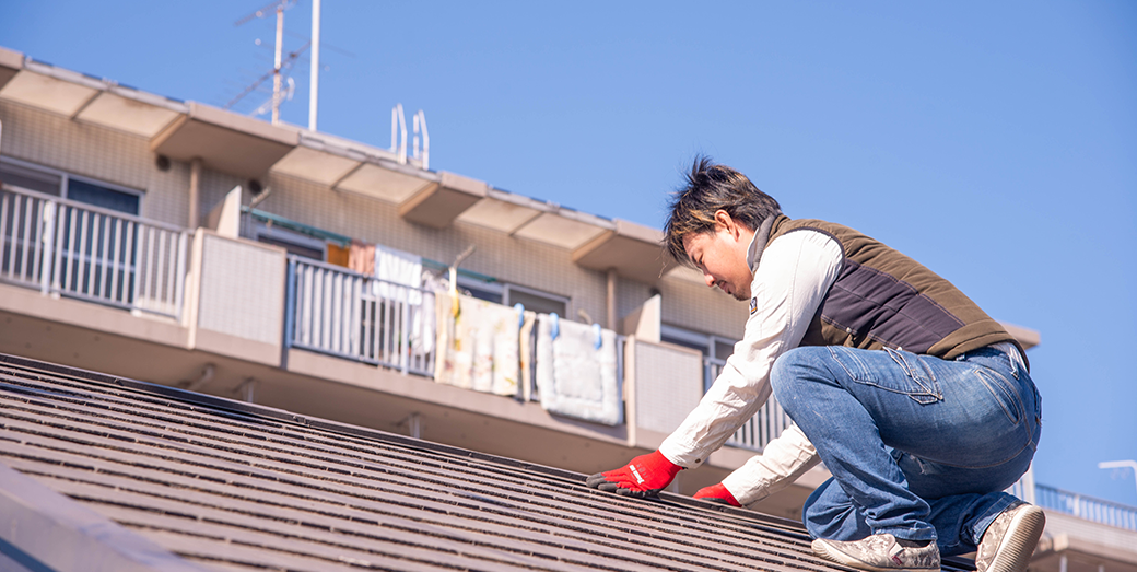 カバー工法で屋根修理を行っている様子