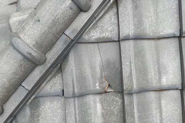 強風による屋根の破損